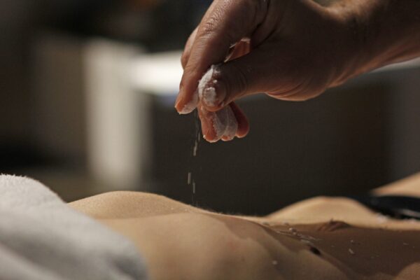Scrub della seta e lissage con pietre vulcaniche dell’Etna